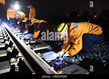 (180131) -- NANNING , 31 janvier 2018 -- les travailleurs se préparent à ajuster la direction d'un chemin de fer la nuit à Nanning, capitale de la région autonome de Guangxi Zhuang du sud de la Chine, 31 janvier 2018.) (Zwx) CHINA-NANNING-RAILWAY-NIGHT WORKER (CN) ZhouxHua PUBLICATIONxNOTxINxCHN Banque D'Images