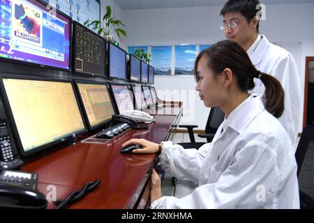 (180131) -- NANNING , 31 janvier 2018 -- des travailleurs supervisent les informations ferroviaires dans un bureau de nuit à Nanning, capitale de la région autonome de Guangxi Zhuang du sud de la Chine, 30 janvier 2018.) (Zwx) CHINA-NANNING-RAILWAY-NIGHT WORKER (CN) ZhouxHua PUBLICATIONxNOTxINxCHN Banque D'Images