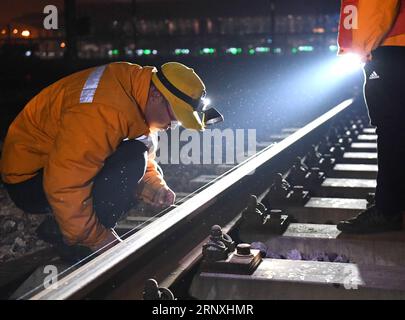 (180131) -- NANNING , 31 janvier 2018 -- Un ouvrier mesure la déviation de la voie sur un chemin de fer la nuit à Nanning, capitale de la région autonome de Guangxi Zhuang du sud de la Chine, 31 janvier 2018.) (Zwx) CHINA-NANNING-RAILWAY-NIGHT WORKER (CN) ZhouxHua PUBLICATIONxNOTxINxCHN Banque D'Images