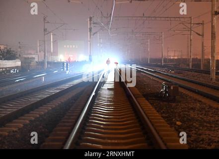 (180131) -- NANNING , 31 janvier 2018 -- des travailleurs vérifient les problèmes de sécurité sur un chemin de fer la nuit à Nanning, capitale de la région autonome de Guangxi Zhuang du sud de la Chine, 31 janvier 2018.) (Zwx) CHINA-NANNING-RAILWAY-NIGHT WORKER (CN) ZhouxHua PUBLICATIONxNOTxINxCHN Banque D'Images