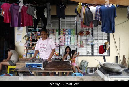 (180131) -- ALBAY, 31 janvier 2018 -- Ellen Padua installe un stand de vente au détail à l'intérieur du centre d'évacuation pour gagner de l'argent pour subvenir aux besoins de sa famille dans la ville de Guinobatan à Albay, au centre des Philippines, le 31 janvier 2018. Ellen Padua fait partie des milliers de personnes déplacées par l éruption du volcan le plus actif du pays, le Mt. Mayon. Elle a évacué avec son mari Gabby et huit enfants, du village de Maninila, à environ quatre kilomètres du cratère du mont. Mayon. Actuellement, la famille est restée depuis près de trois semaines dans une école primaire de la ville de Guinobatan avec 19 autres Banque D'Images