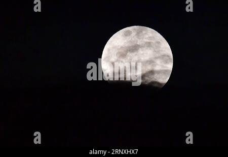 (180131) -- NANNING, 31 janvier 2018 -- la lune est vue dans le ciel lors d'une éclipse lunaire totale à Nanning, dans la région autonome de Guangxi Zhuang, dans le sud de la Chine, le 31 janvier 2018. Selon le Planétarium de Pékin, une lune rouge ornaîtra le ciel dans la plupart des régions de Chine pendant plus d'une heure lors d'une éclipse lunaire totale mercredi soir. )(mcg) CHINA-LUNAR ECLIPSE (CN) HuangxXiaobang PUBLICATIONxNOTxINxCHN Banque D'Images