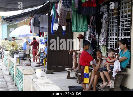 (180131) -- ALBAY, 31 janvier 2018 -- les voisins d'Ellen Padua sont vus au centre d'évacuation de la ville de Guinobatan à Albay, au centre des Philippines, le 31 janvier 2018. Ellen Padua fait partie des milliers de personnes déplacées par l éruption du volcan le plus actif du pays, le Mt. Mayon. Elle a évacué avec son mari Gabby et huit enfants, du village de Maninila, à environ quatre kilomètres du cratère du mont. Mayon. Actuellement, la famille est restée depuis près de trois semaines dans une école primaire de la ville de Guinobatan avec 19 autres familles de leur village. (lrz) PHILIPPIN Banque D'Images