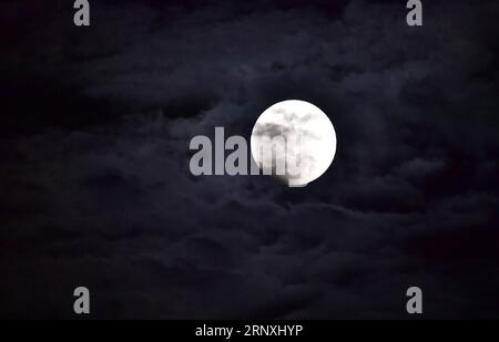 (180131) -- NANNING, 31 janvier 2018 -- la lune est vue dans le ciel lors d'une éclipse lunaire totale à Nanning, dans la région autonome de Guangxi Zhuang, dans le sud de la Chine, le 31 janvier 2018. Selon le Planétarium de Pékin, une lune rouge ornaîtra le ciel dans la plupart des régions de Chine pendant plus d'une heure lors d'une éclipse lunaire totale mercredi soir. )(mcg) CHINA-LUNAR ECLIPSE (CN) HuangxXiaobang PUBLICATIONxNOTxINxCHN Banque D'Images