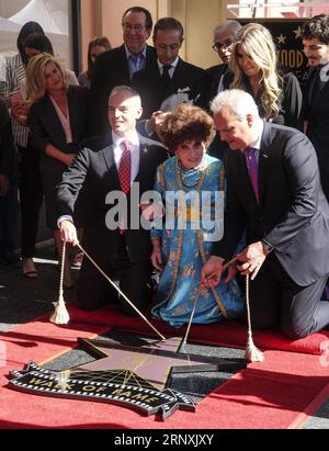 (180202) -- LOS ANGELES, 2 février 2018 -- l'actrice Gina Lollobrigida (C, devant) assiste à une cérémonie honorant les étoiles sur le Hollywood Walk of Fame à Los Angeles, États-Unis, le 1 février 2018. Gina Lollobrigida a été honorée par une étoile sur le Hollywood Walk of Fame jeudi. )(zcc) U.S.-LOS ANGELES-HOLLYWOOD-GINA LOLLOBRIGIDA-STAR ZhaoxHanrong PUBLICATIONxNOTxINxCHN Banque D'Images