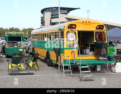 Autzen Stadium, Eugene, OREGON, États-Unis. 2 septembre 2023. Les supporters de l'Oregon apprécient le premier match de football de la NCAA de la saison entre les Vikings de Portland State et les Ducks de l'Université d'Oregon au stade Autzen, Eugene, OREGON. Larry C. Lawson/CSM/Alamy Live News Banque D'Images
