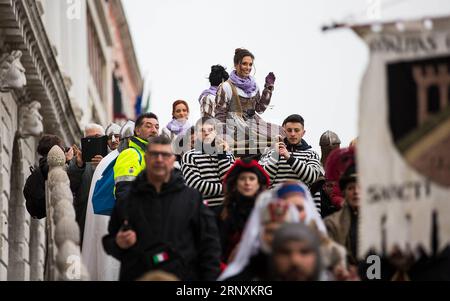 (180203) -- VENISE, 3 février 2018 -- les femmes Marie habillées en costumes traditionnels sont portées pendant le défilé de la Festa delle Marie pendant le Carnaval de Venise à Venise, Italie, le 3 février 2018. Le carnaval de Venise dure du 27 janvier au 13 février. ) ITALIE-VENISE-CARNAVAL-MARIE-PARADE JinxYu PUBLICATIONxNOTxINxCHN Banque D'Images