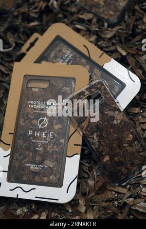 (180203) -- ATHÈNES, 3 février 2018 -- une photo prise le 31 janvier 2018 montre des étuis de téléphones portables faits de feuilles mortes d'herbe de mer à Athènes, en Grèce. Des centaines de tonnes de feuilles mortes d'herbe de mer sont échouées sur les côtes grecques chaque année. La plupart d'entre eux finissent dans les décharges sous forme de déchets. Grâce au jeune innovateur grec Stravros Tsompanidis, fondateur de la start-up PHEE, une quantité croissante de ces trois dernières années a reçu une seconde vie après avoir été transformée en produits uniques, utiles et écologiques. La photo va avec l'article intitulé Feature : jeune innovateur grec donne une seconde vie à mort le Banque D'Images