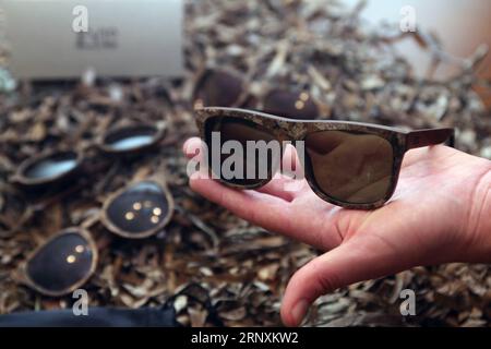 (180203) -- ATHÈNES, 3 février 2018 -- la photo prise le 31 janvier 2018 montre des cadres de lunettes de soleil faits de feuilles mortes d'herbe de mer à Athènes, en Grèce. Des centaines de tonnes de feuilles mortes d'herbe de mer sont échouées sur les côtes grecques chaque année. La plupart d'entre eux finissent dans les décharges sous forme de déchets. Grâce au jeune innovateur grec Stravros Tsompanidis, fondateur de la start-up PHEE, une quantité croissante de ces trois dernières années a reçu une seconde vie après avoir été transformée en produits uniques, utiles et écologiques. La photo va avec l'article intitulé Feature : un jeune innovateur grec donne une seconde vie au congé mort Banque D'Images