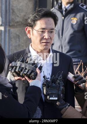 (180205) -- UIWANG, 5 février 2018 -- Lee Jae-yong, vice-président de Samsung Electronics, s'est adressé aux médias devant un centre de détention à Uiwang, en Corée du Sud, le 5 février 2018. Un juge de la haute Cour de Séoul a condamné lundi Lee Jae-yong, un héritier apparent du groupe Samsung, le plus grand conglomérat familial du pays, à deux ans et demi de prison avec un sursis à exécution de quatre ans. (Zjl) CORÉE DU SUD-UIWANG-SAMSUNG-HEIR-SENTENCE LeexSang-ho PUBLICATIONxNOTxINxCHN Banque D'Images