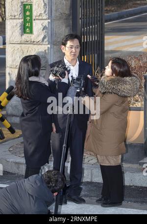 (180205) -- UIWANG, 5 février 2018 -- Lee Jae-yong (C), vice-président de Samsung Electronics, s'adresse aux médias devant un centre de détention à Uiwang, Corée du Sud, le 5 février 2018. Un juge de la haute Cour de Séoul a condamné lundi Lee Jae-yong, un héritier apparent du groupe Samsung, le plus grand conglomérat familial du pays, à deux ans et demi de prison avec un sursis à exécution de quatre ans. (Zjl) CORÉE DU SUD-UIWANG-SAMSUNG-HEIR-SENTENCE LeexSang-ho PUBLICATIONxNOTxINxCHN Banque D'Images