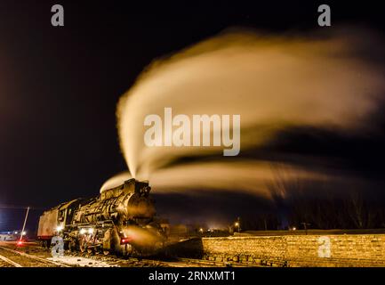 (180206) -- URUMQI, 6 février 2018 -- une photo prise le 19 janvier 2018 montre une locomotive à vapeur circulant dans la zone de la mine de charbon de Sandaoling à Hami, dans la région autonome ouygur du Xinjiang, au nord-ouest de la Chine. Il y avait au total plus de 30 locomotives à vapeur en circulation à Sandaoling, une zone clé de la mine de charbon dans le nord-ouest du Xinjiang de la Chine, à la fin des années 1990, mais ce nombre a diminué à seulement 11 aujourd'hui. Responsables de l'exploitation et du transport du charbon dans la région, les locomotives à vapeur sont dépassées en raison du développement de la science et de la technologie, et seront démantelées une fois qu'elles seront tombées en panne car aucune partie ne peut être renouvelée. Howe Banque D'Images