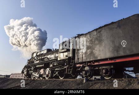 (180206) -- URUMQI, 6 février 2018 -- une photo prise le 18 janvier 2018 montre une locomotive à vapeur circulant dans la zone de la mine de charbon de Sandaoling à Hami, dans la région autonome ouygur du Xinjiang, au nord-ouest de la Chine. Il y avait au total plus de 30 locomotives à vapeur en circulation à Sandaoling, une zone clé de la mine de charbon dans le nord-ouest du Xinjiang de la Chine, à la fin des années 1990, mais ce nombre a diminué à seulement 11 aujourd'hui. Responsables de l'exploitation et du transport du charbon dans la région, les locomotives à vapeur sont dépassées en raison du développement de la science et de la technologie, et seront démantelées une fois qu'elles seront tombées en panne car aucune partie ne peut être renouvelée. Howe Banque D'Images