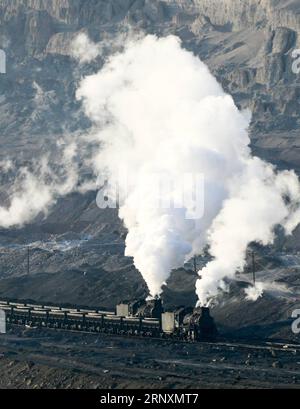 (180206) -- URUMQI, 6 février 2018 -- une photo prise le 19 janvier 2018 montre des locomotives à vapeur transportant des charbons dans la zone de la mine de charbon de Sandaoling à Hami, dans la région autonome ouïgour du Xinjiang, au nord-ouest de la Chine. Il y avait au total plus de 30 locomotives à vapeur en circulation à Sandaoling, une zone clé de la mine de charbon dans le nord-ouest du Xinjiang de la Chine, à la fin des années 1990, mais ce nombre a diminué à seulement 11 aujourd'hui. Responsables de l'exploitation et du transport du charbon dans la région, les locomotives à vapeur sont dépassées en raison du développement de la science et de la technologie, et seront démantelées une fois qu'elles seront tombées en panne car aucune partie ne peut être renouvelée Banque D'Images