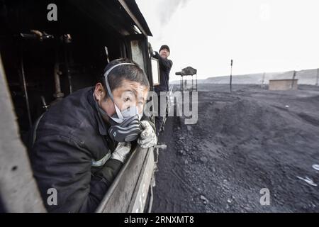 (180206) -- URUMQI, 6 février 2018 -- une photo prise le 19 janvier 2018 montre le chauffeur adjoint Ma Xinsheng (avant) qui vérifie le fonctionnement de la locomotive dans la zone de la mine de charbon de Sandaoling à Hami, dans la région autonome ouygur du Xinjiang du nord-ouest de la Chine. Il y avait au total plus de 30 locomotives à vapeur en circulation à Sandaoling, une zone clé de la mine de charbon dans le nord-ouest du Xinjiang de la Chine, à la fin des années 1990, mais ce nombre a diminué à seulement 11 aujourd'hui. Responsables de l'exploitation et du transport du charbon dans la région, les locomotives à vapeur ont été dépassées en raison du développement de la science et de la technologie, et seront démantelées Banque D'Images