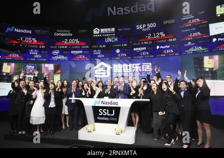 (180206) -- NEW YORK, 6 février 2018 -- les gens célèbrent l'inscription de SSLJ sur le site du marché Nasdaq à New York, aux États-Unis, le 5 février 2018. Les fournisseurs chinois de services de rénovation domiciliaire et de produits en ligne-to-offline (O2O) intégrés verticalement SSLJ.com Limited a sonné lundi la cloche d'ouverture du marché boursier du Nasdaq pour célébrer son introduction en bourse (IPO), marquant la première introduction en bourse Nasdaq d'une société chinoise cette année. )(zcc) U.S.-NEW YORK-NASDAQ-SSLJ-IPO WangxYing PUBLICATIONxNOTxINxCHN Banque D'Images