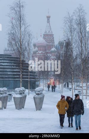 (180205) -- MOSCOU,fév. 5, 2018 -- des gens marchent dans un parc à Moscou, Russie, le 5 février 2018. Moscou a connu une chute de neige record la semaine dernière, qui a causé des retards et des annulations de vols aériens et la mort d'au moins une victime, ont déclaré les responsables. Moscou a eu les chutes de neige les plus fortes au cours des 100 dernières années, a déclaré le bureau du maire de Moscou dans un communiqué lundi. ) RUSSIE-MOSCOU-SNOWFALL BaixXueqi PUBLICATIONxNOTxINxCHN Banque D'Images