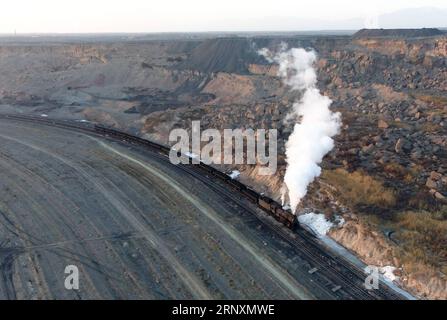 (180206) -- URUMQI, 6 février 2018 -- une photo prise le 19 janvier 2018 montre une locomotive à vapeur transportant du charbon dans la zone de la mine de charbon de Sandaoling à Hami, dans le nord-ouest de la Chine, dans la région autonome ouygur du Xinjiang. Il y avait au total plus de 30 locomotives à vapeur en circulation à Sandaoling, une zone clé de la mine de charbon dans le nord-ouest du Xinjiang de la Chine, à la fin des années 1990, mais ce nombre a diminué à seulement 11 aujourd'hui. Responsables de l'exploitation et du transport du charbon dans la région, les locomotives à vapeur ont été dépassées en raison du développement de la science et de la technologie, et seront démantelées une fois en panne car aucune partie ne peut être renewe Banque D'Images