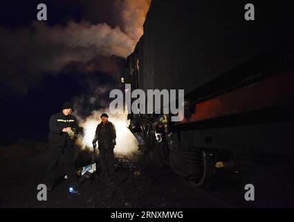 (180206) -- URUMQI, 6 février 2018 -- une photo prise le 19 janvier 2018 montre le chauffeur Cheng Zhongyun (à gauche) qui se prépare à travailler dans la zone de la mine de charbon de Sandaoling à Hami, dans la région autonome ouygur du Xinjiang du nord-ouest de la Chine. Il y avait au total plus de 30 locomotives à vapeur en circulation à Sandaoling, une zone clé de la mine de charbon dans le nord-ouest du Xinjiang de la Chine, à la fin des années 1990, mais ce nombre a diminué à seulement 11 aujourd'hui. Responsables de l'exploitation et du transport du charbon dans la région, les locomotives à vapeur ont été dépassées en raison du développement de la science et de la technologie, et seront démantelées une fois qu'une panne est survenue car aucune partie ne peut le faire Banque D'Images