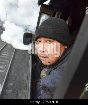 (180206) -- URUMQI, 6 février 2018 -- une photo prise le 19 janvier 2018 montre le conducteur Cheng Zhongyun conduisant une locomotive à vapeur dans la zone de la mine de charbon de Sandaoling à Hami, dans la région autonome ouygur du Xinjiang du nord-ouest de la Chine. Il y avait au total plus de 30 locomotives à vapeur en circulation à Sandaoling, une zone clé de la mine de charbon dans le nord-ouest du Xinjiang de la Chine, à la fin des années 1990, mais ce nombre a diminué à seulement 11 aujourd'hui. Responsables de l'exploitation et du transport du charbon dans la région, les locomotives à vapeur ont été dépassées en raison du développement de la science et de la technologie, et seront démantelées une fois en panne depuis pas de pair Banque D'Images