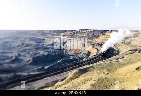 (180206) -- URUMQI, 6 février 2018 -- une photo prise le 19 janvier 2018 montre une locomotive à vapeur transportant du charbon dans la zone de la mine de charbon de Sandaoling à Hami, dans le nord-ouest de la Chine, dans la région autonome ouygur du Xinjiang. Il y avait au total plus de 30 locomotives à vapeur en circulation à Sandaoling, une zone clé de la mine de charbon dans le nord-ouest du Xinjiang de la Chine, à la fin des années 1990, mais ce nombre a diminué à seulement 11 aujourd'hui. Responsables de l'exploitation et du transport du charbon dans la région, les locomotives à vapeur ont été dépassées en raison du développement de la science et de la technologie, et seront démantelées une fois en panne car aucune partie ne peut être renewe Banque D'Images