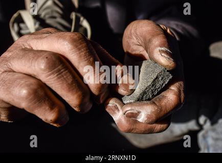 (180206) -- URUMQI, 6 février 2018 -- une photo prise le 19 janvier 2018 montre stoker Dai Yanjia se frottant les ongles avec une pierre dans la zone de la mine de charbon de Sandaoling à Hami, dans la région autonome ouygur du Xinjiang du nord-ouest de la Chine. Il y avait au total plus de 30 locomotives à vapeur en circulation à Sandaoling, une zone clé de la mine de charbon dans le nord-ouest du Xinjiang de la Chine, à la fin des années 1990, mais ce nombre a diminué à seulement 11 aujourd'hui. Responsables de l'exploitation et du transport du charbon dans la région, les locomotives à vapeur ont été dépassées en raison du développement de la science et de la technologie, et seront démantelées une fois en panne depuis pas de pair Banque D'Images