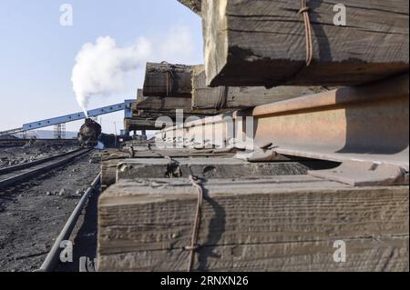 (180206) -- URUMQI, 6 février 2018 -- une photo prise le 19 janvier 2018 montre des rails démontés placés près d'une locomotive à vapeur en circulation dans la zone de la mine de charbon de Sandaoling à Hami, dans la région autonome ouïgour du Xinjiang du nord-ouest de la Chine. Il y avait au total plus de 30 locomotives à vapeur en circulation à Sandaoling, une zone clé de la mine de charbon dans le nord-ouest du Xinjiang de la Chine, à la fin des années 1990, mais ce nombre a diminué à seulement 11 aujourd'hui. Responsables de l'exploitation et du transport du charbon dans la région, les locomotives à vapeur ont été dépassées en raison du développement de la science et de la technologie, et seront démantelées une fois en panne depuis non Banque D'Images