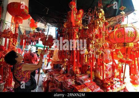 (180206) -- BANGKOK, 6 février 2018 -- Une vendeuse prépare sa boutique pour le nouvel an lunaire chinois à Bangkok, en Thaïlande, le 6 février 2018. )(zcc) THAÏLANDE-BANGKOK-CHINATOWN-NOUVEL AN CHINOIS RachenxSageamsak PUBLICATIONxNOTxINxCHN Banque D'Images