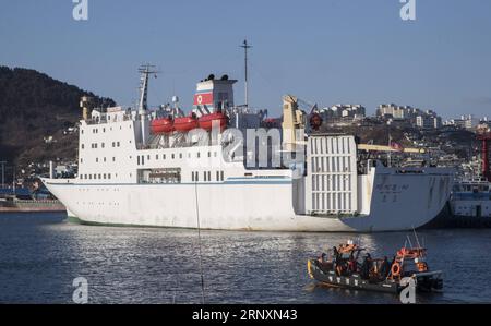 (180206) -- TONGHAE, le 6 février 2018 -- le ferry de passagers Mangyongbong-92, transportant une équipe de la République populaire démocratique de Corée (RPDC), arrive au port de Mukho, sur la côte est de la Corée du Sud, le 6 février 2018. L orchestre Samjiyon, composé de 140 membres, doit tenir des concerts à Gangneung, une ville de l est près de PyeongChang, où se tiendront les 23e Jeux olympiques d hiver et paralympiques, jeudi et dimanche dans la capitale de la Corée du Sud, Séoul, pour célébrer les Jeux olympiques d hiver. zf) CORÉE DU SUD-RPDC-PERFORMANCE SQUAD-ARRIVAL LeexSang-ho PUBLICATIONxNOTxINxCHN Banque D'Images