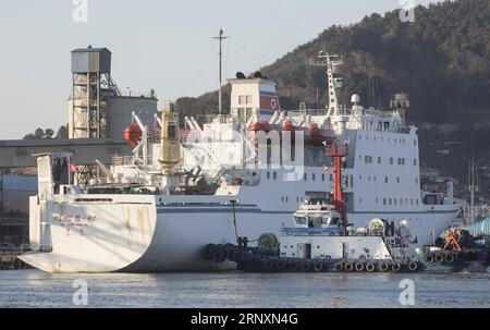 (180206) -- TONGHAE, le 6 février 2018 -- le ferry de passagers Mangyongbong-92, transportant une équipe de la République populaire démocratique de Corée (RPDC), arrive au port de Mukho, sur la côte est de la Corée du Sud, le 6 février 2018. L orchestre Samjiyon, composé de 140 membres, doit tenir des concerts à Gangneung, une ville de l est près de PyeongChang, où se tiendront les 23e Jeux olympiques d hiver et paralympiques, jeudi et dimanche dans la capitale de la Corée du Sud, Séoul, pour célébrer les Jeux olympiques d hiver. zf) CORÉE DU SUD-RPDC-PERFORMANCE SQUAD-ARRIVAL LeexSang-ho PUBLICATIONxNOTxINxCHN Banque D'Images