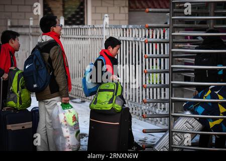 (180206) -- LONGXI, 6 février 2018 -- Sun Jianjun (3e L) et ses camarades de classe sortent de la gare de Longxi, dans la province du Gansu du nord-ouest de la Chine, 2 février 2018. La fête du printemps, ou nouvel an lunaire chinois, tombe le 16 février de cette année. Des centaines de millions de Chinois retourneront dans leur ville natale pour des réunions de famille. Sun Jianjun, 14 ans, et ses 15 camarades de classe font partie de ces voyageurs désireux de rentrer chez eux. Le 1 février, le premier jour de la ruée des voyages du Festival du printemps 2018, ils sont montés dans un train à Nantong, dans la province de Jiangsu, dans l'est de la Chine, pour un voyage de plus de 2 000 kilom jusqu'à la maison Banque D'Images