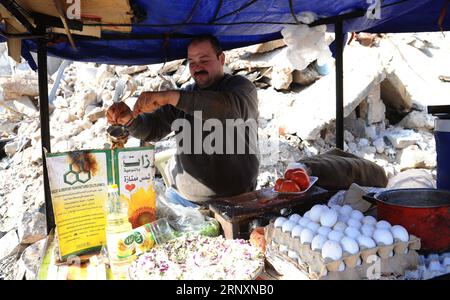 (180206) -- ALEP (SYRIE), 6 février 2018 -- Un vendeur de rue prépare de la nourriture dans la vieille ville d'Alep, en Syrie, le 6 février 2018. Alep était autrefois la puissance économique de la Syrie qui a connu des batailles féroces entre les forces gouvernementales syriennes et un éventail de groupes militants. En décembre 2016, l’armée syrienne a fini de déloger tous les rebelles dans la partie orientale de la ville, ce qui a poussé certains marchands et industriels à reprendre leur travail, même si à une échelle faible. SYRIE-ALEP-VIE QUOTIDIENNE AmmarxSafarjalani PUBLICATIONxNOTxINxCHN Banque D'Images