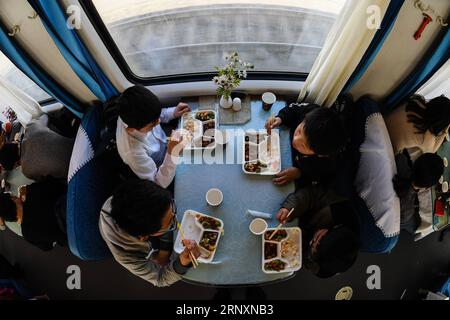 (180206) -- LONGXI, le 6 février 2018 -- Sun Jianjun dîne à bord du train K419, le 2 février 2018. La fête du printemps, ou nouvel an lunaire chinois, tombe le 16 février de cette année. Des centaines de millions de Chinois retourneront dans leur ville natale pour des réunions de famille. Sun Jianjun, 14 ans, et ses 15 camarades de classe font partie de ces voyageurs désireux de rentrer chez eux. Le 1 février, le premier jour de la ruée des voyages du Festival du printemps 2018, ils sont montés dans un train à Nantong, dans la province de Jiangsu, dans l'est de la Chine, pour un voyage jusqu'à la maison, à plus de 2 000 kilomètres de là. Le long de la route de 36 heures, ils ont dû prendre une balle à grande vitesse... Banque D'Images