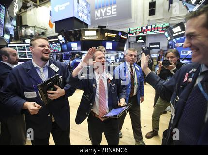 (180206) -- NEW YORK, le 6 février 2018 -- les commerçants travaillent à la Bourse de New York à New York, aux États-Unis, le 6 février 2018. Les actions américaines ont clôturé à la hausse après une séance de trading volatile mardi. La moyenne industrielle du Dow Jones a ajouté 567,02 points, ou 2,33 %, à 24 912,77. Le S&P 500 a augmenté de 46,20 points, soit 1,74 %, pour atteindre 2 695,14 points. L'indice composite Nasdaq a augmenté de 148,36 points, ou 2,13 %, pour atteindre 7 115,88. ) U.S.-NEW YORK-STOCKS-RISE WangxYing PUBLICATIONxNOTxINxCHN Banque D'Images