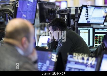 (180206) -- NEW YORK, le 6 février 2018 -- les commerçants travaillent à la Bourse de New York à New York, aux États-Unis, le 6 février 2018. Les actions américaines ont clôturé à la hausse après une séance de trading volatile mardi. La moyenne industrielle du Dow Jones a ajouté 567,02 points, ou 2,33 %, à 24 912,77. Le S&P 500 a augmenté de 46,20 points, soit 1,74 %, pour atteindre 2 695,14 points. L'indice composite Nasdaq a augmenté de 148,36 points, ou 2,13 %, pour atteindre 7 115,88. ) U.S.-NEW YORK-STOCKS-RISE WangxYing PUBLICATIONxNOTxINxCHN Banque D'Images