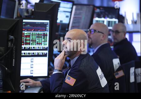 (180206) -- NEW YORK, le 6 février 2018 -- les commerçants travaillent à la Bourse de New York à New York, aux États-Unis, le 6 février 2018. Les actions américaines ont fortement augmenté dans les transactions volatiles mardi, avec le Dow bondissant de près de 600 points, ou 2,42 pour cent, à 24 934,68. ) U.S.-NEW YORK-STOCKS-RISE WangxYing PUBLICATIONxNOTxINxCHN Banque D'Images