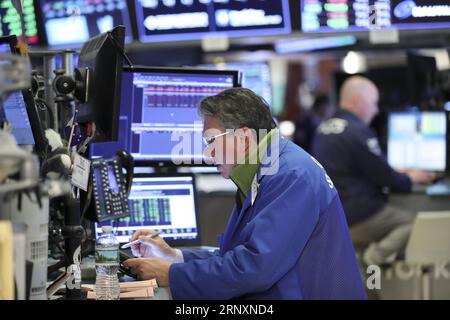 (180206) -- NEW YORK, 6 février 2018 -- Un Trader travaille à la Bourse de New York à New York, aux États-Unis, le 6 février 2018. Les actions américaines ont fortement augmenté dans les transactions volatiles mardi, avec le Dow bondissant de près de 600 points, ou 2,42 pour cent, à 24 934,68. ) U.S.-NEW YORK-STOCKS-RISE WangxYing PUBLICATIONxNOTxINxCHN Banque D'Images