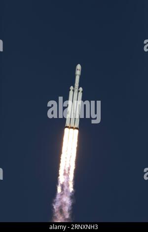 (180207) -- FLORIDE, 7 février 2018 -- Une fusée SpaceX Falcon Heavy décolle du Kennedy Space Center de Floride, aux États-Unis, le 6 février 2018. Le Falcon Heavy a décollé du Kennedy Space Center dans l'État de Floride aux États-Unis à 3:45 h HNE (2145 h GMT), transportant quelque chose juste pour le plaisir : un Tesla Roadster rouge appartenant à SpaceX et fondateur de Tesla, Elon Musk. ) (JMMN) LANCEMENT LOURD U.S.-FLORIDA-SPACEX-FALCON NASA PUBLICATIONXNOTXINXCHN Banque D'Images