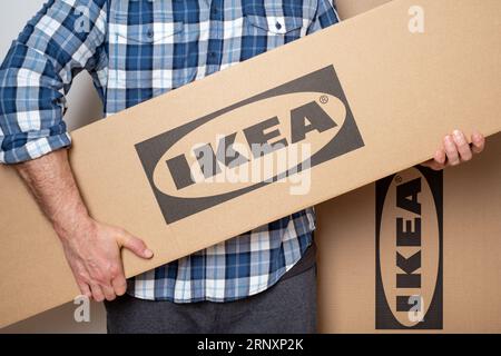 Prague, CZ - 22 mai 2023: Homme main tenant une boîte en carton de la nouvelle série Ikea. Éditorial Banque D'Images