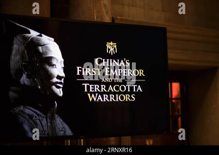 (180210) -- LONDRES, 10 février 2018 -- Un écran montre une image faisant la promotion de l exposition China s First Emperor and the Terracotta Warriors au World Museum de Liverpool, Grande-Bretagne, le 8 février 2018. La superbe exposition présentant les célèbres Terracotta Warriors a ouvert au public vendredi à Liverpool. )(yy) BRITAIN-LIVERPOOL-EXHIBITION-TERRACOTTA WARRIORS TimxIreland PUBLICATIONxNOTxINxCHN Banque D'Images