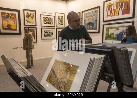 (180209) -- NEW DELHI, le 9 février 2018 -- les visiteurs regardent des œuvres d'art à l'India Art Fair à New Delhi, en Inde, le 9 février 2018. Des galeries du monde entier ont assisté à la 10e édition de l'India Art Fair du 9 au 12 février. ) INDE-NEW DELHI-INDIA ART FAIR TUMPAXMONDAL PUBLICATIONXNOTXINXCHN Banque D'Images