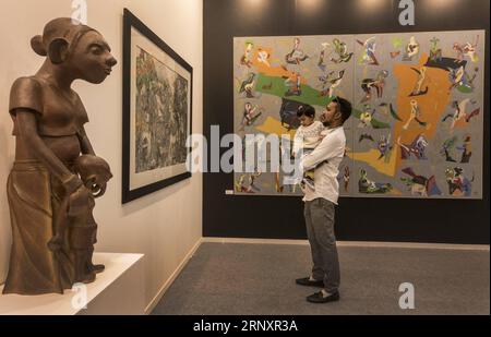 (180209) -- NEW DELHI, le 9 février 2018 -- les visiteurs regardent des œuvres d'art à l'India Art Fair à New Delhi, en Inde, le 9 février 2018. Des galeries du monde entier ont assisté à la 10e édition de l'India Art Fair du 9 au 12 février. ) INDE-NEW DELHI-INDIA ART FAIR TUMPAXMONDAL PUBLICATIONXNOTXINXCHN Banque D'Images