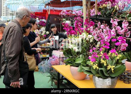 (180211) -- HONG KONG, le 11 février 2018 -- les gens visitent la Foire du nouvel an lunaire 2018 à Victoria Park dans le sud de la Chine, Hong Kong, le 10 février 2018. La foire de sept jours qui a commencé samedi attire un grand nombre de personnes à visiter.) (ly) CHINA-HONG KONG-LUNAR NEW YEAR FESTIVAL-FAIR LixPeng PUBLICATIONxNOTxINxCHN Banque D'Images