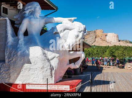 Modèle réduit avec sculpture Crazy Horse Memorial en arrière-plan ; Custer City ; Dakota du Sud ; États-Unis Banque D'Images