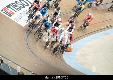 Les coureurs sont emballés dans des quarts serrés lors de la course éliminatoire masculine, un événement de départ en masse aux Championnats du monde de cyclisme sur piste UCI 2023 Banque D'Images