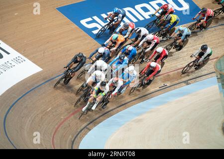 Les coureurs sont emballés dans des quarts serrés lors de la course éliminatoire masculine, un événement de départ en masse aux Championnats du monde de cyclisme sur piste UCI 2023 Banque D'Images