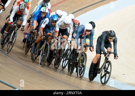 Les coureurs sont emballés dans des quarts serrés lors de la course éliminatoire masculine, un événement de départ en masse aux Championnats du monde de cyclisme sur piste UCI 2023 Banque D'Images