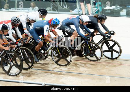 Les coureurs sont emballés dans des quarts serrés lors de la course éliminatoire masculine, un événement de départ en masse aux Championnats du monde de cyclisme sur piste UCI 2023 Banque D'Images