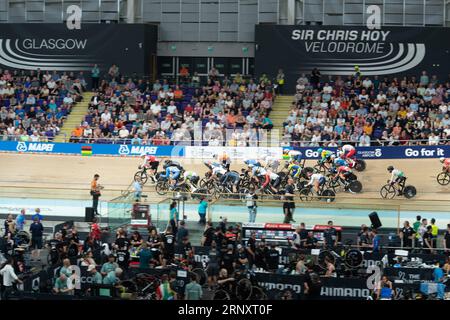 Les coureurs sont emballés dans des quarts serrés lors de la course éliminatoire masculine, un événement de départ en masse aux Championnats du monde de cyclisme sur piste UCI 2023 Banque D'Images