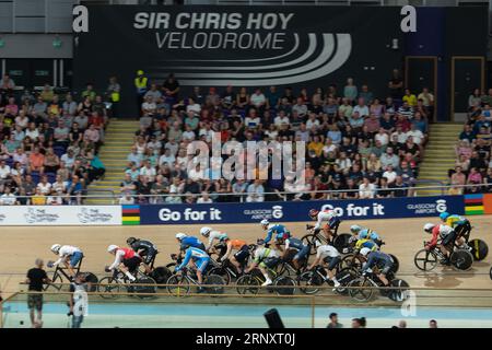 Les coureurs sont emballés dans des quarts serrés lors de la course éliminatoire masculine, un événement de départ en masse aux Championnats du monde de cyclisme sur piste UCI 2023 Banque D'Images